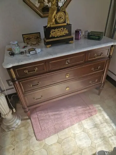 Commode ancienne à dessus de marbre