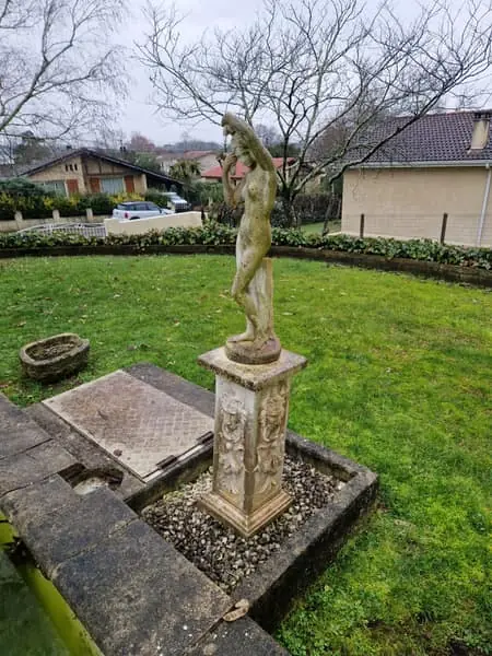 Statue de jardin sur socle en pierre