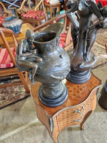 Aiguières en bronze sur commode marquetée