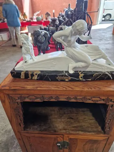 Sculpture en biscuit sur table à décor grec