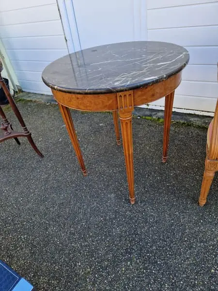 Guéridon rond à dessus de marbre