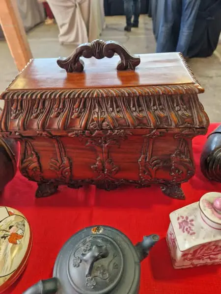 Coffre ancien en bois sculpté