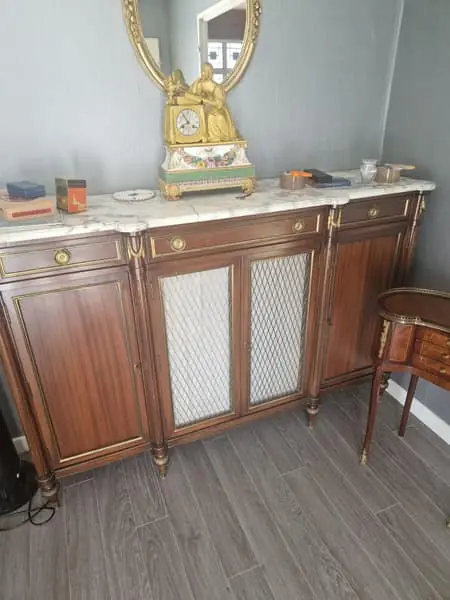 Enfilade à dessus de marbre et grilles de laiton