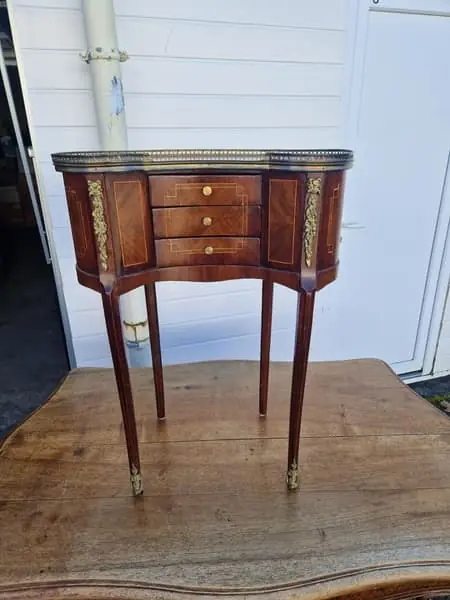 Chiffonnier en marqueterie à trois tiroirs