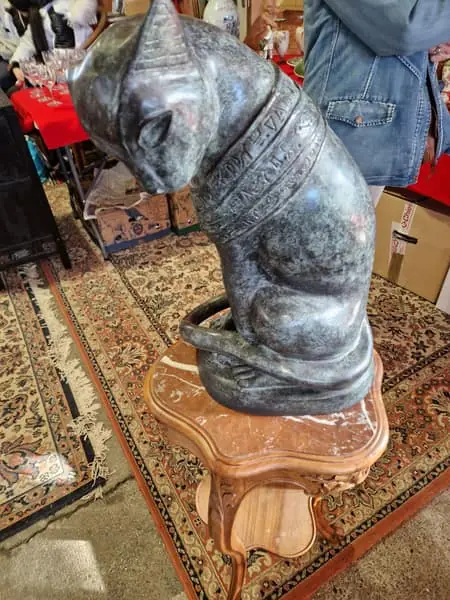 Sculpture de chien assis en pierre