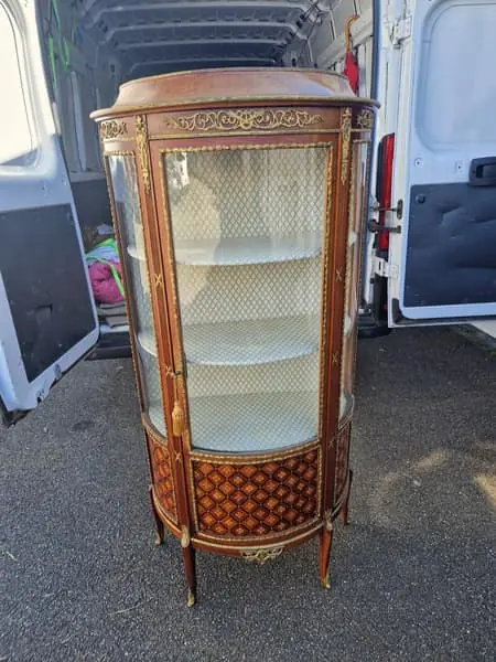 Vitrine bombée en marqueterie