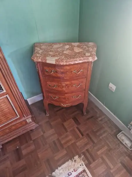 Petite commode galbée à dessus de marbre