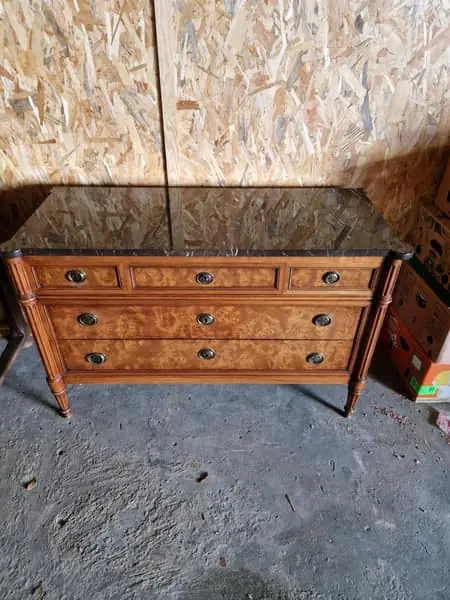 Commode en marqueterie à dessus de marbre noir