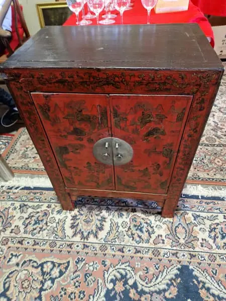 Cabinet chinois en laque rouge