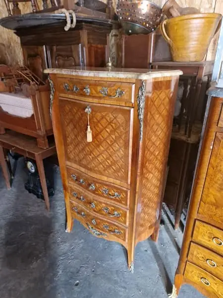 Semainier en marqueterie à dessus de marbre