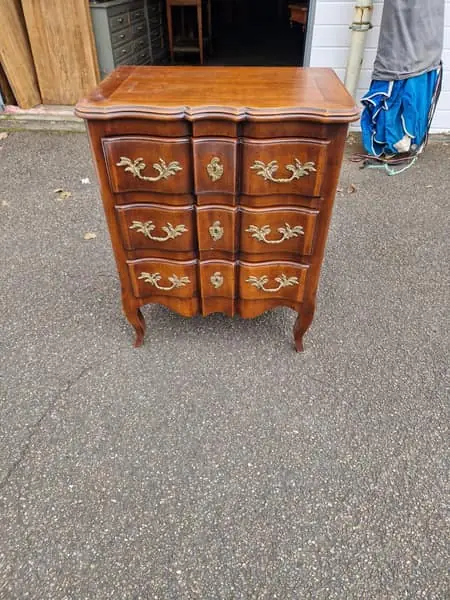 Commode galbée à trois tiroirs