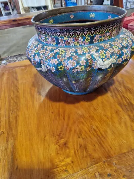 Cache-pot en émaux cloisonnés à décor floral