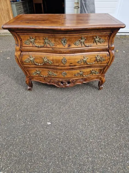 Commode bombée en bois sculpté