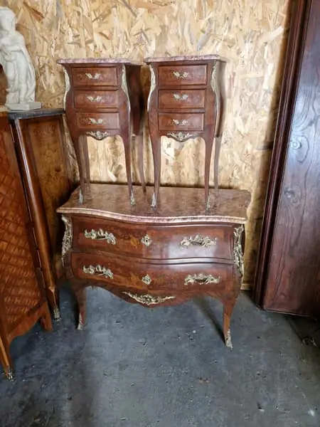 Commode galbée et paire de chevets assortis