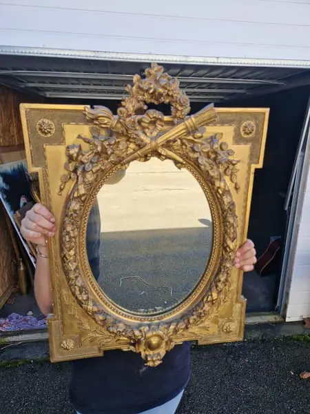 Grand miroir ovale à cadre doré sculpté