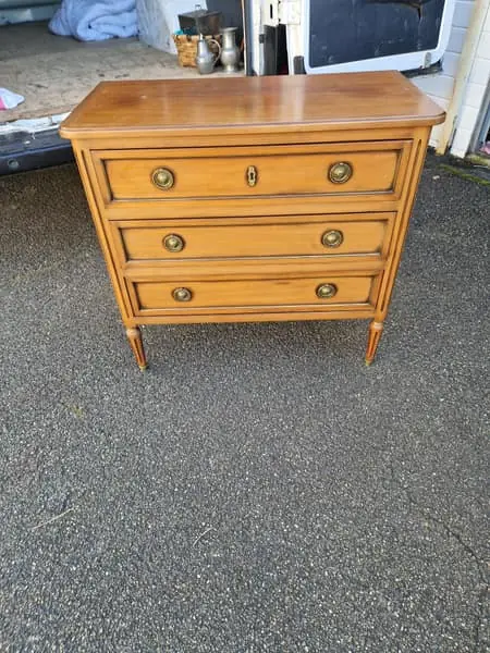 Commode à trois tiroirs en bois clair