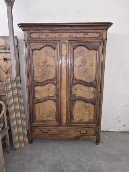 Armoire ancienne en bois de loupe