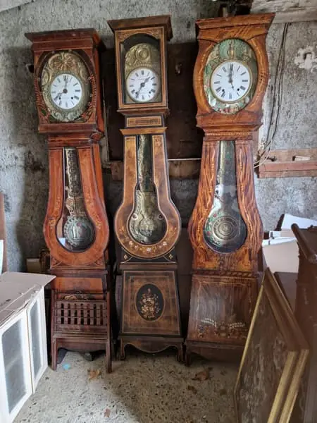 Horloges comtoises à gaines peintes