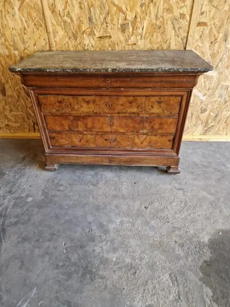 Commode à dessus de marbre en bois de loupe