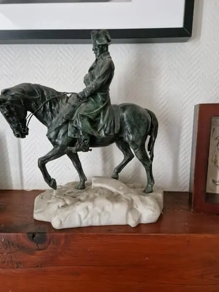 Sculpture équestre en bronze sur socle de marbre