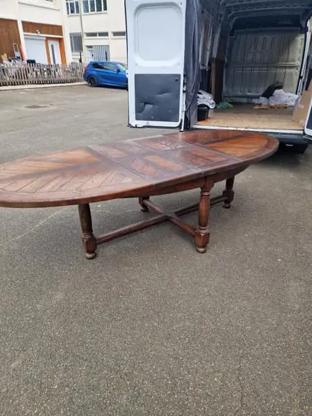 Table ovale à rallonges sur pieds tournés