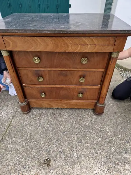 Commode Empire à dessus de marbre et colonnes détachées