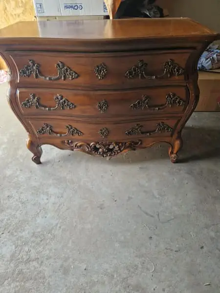 Commode bombée à riches ornements de bronze