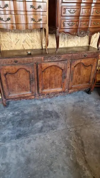 Enfilade régionale en noyer sculpté