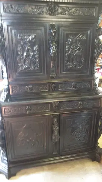 Buffet deux corps de style Renaissance sculpté